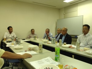 安藤社長と語らう会員 安藤社長と語らう会員