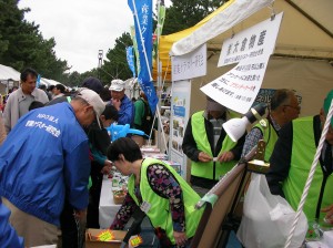 76番ブースはなかなかの盛況 76番ブースはなかなかの盛況