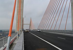 出来上がったばかりの高速道路の橋