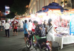 歩行者天国（毎週金～日曜：19：00～24：00）