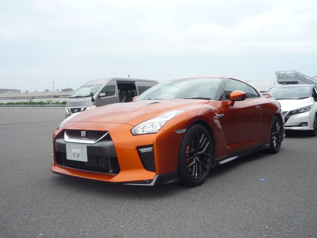 日産　スポーツカー　GT-R