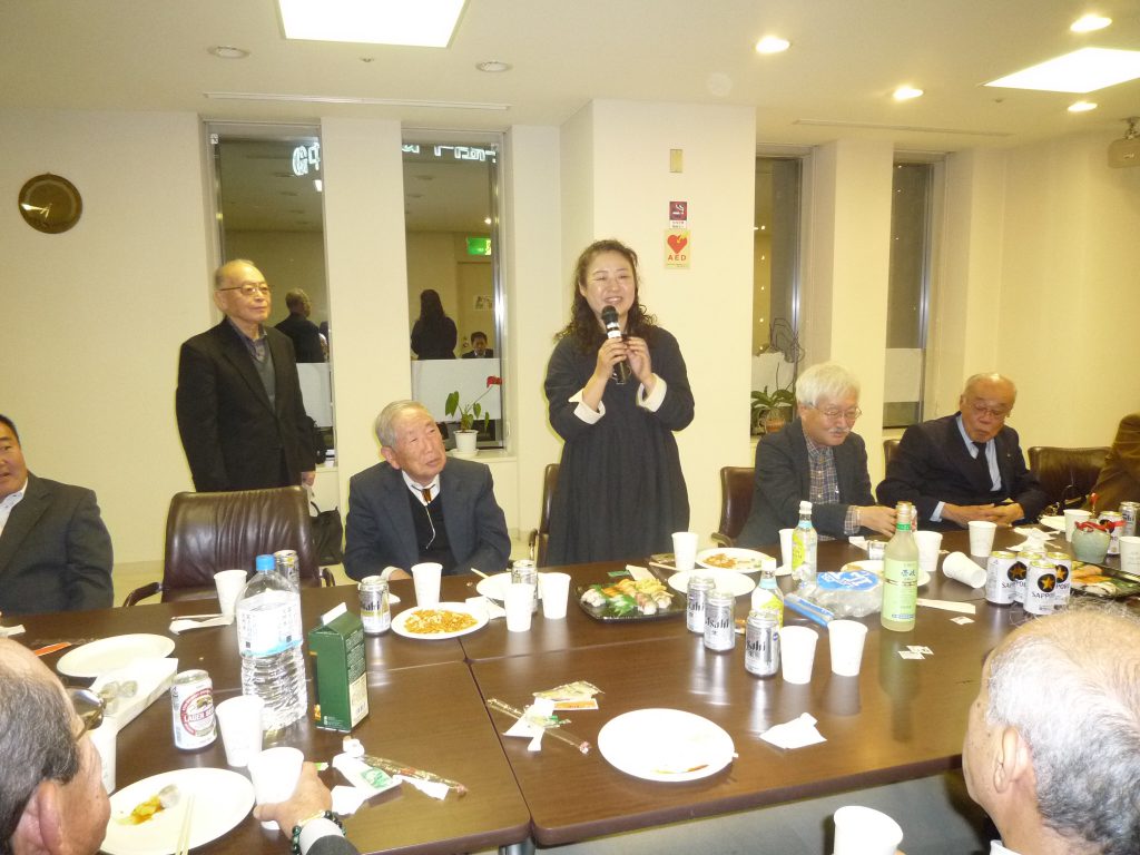 質問に応える灯織様