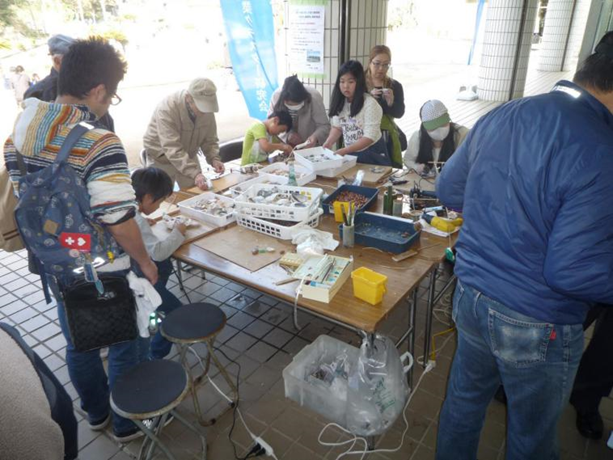 博物館前に机を並べた作業場