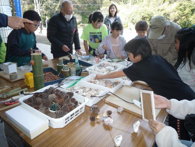(2)横須賀市鴨居から来場のお母さん友達とその子だもたちの作品作りの様子。ウオ-キングの途中に立ち寄ってくれました。