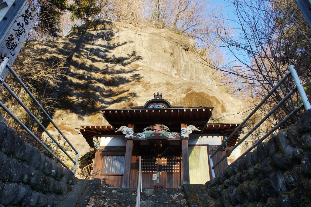 観音山西の断崖絶壁と権田栗毛の堂宇（渋谷氏撮影）