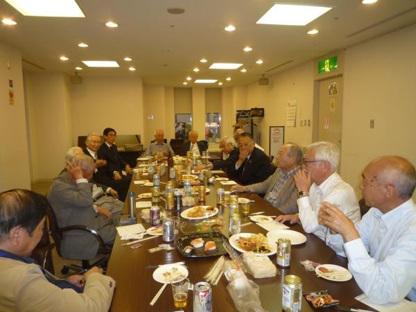 2025通常総会後の会員交流会風景