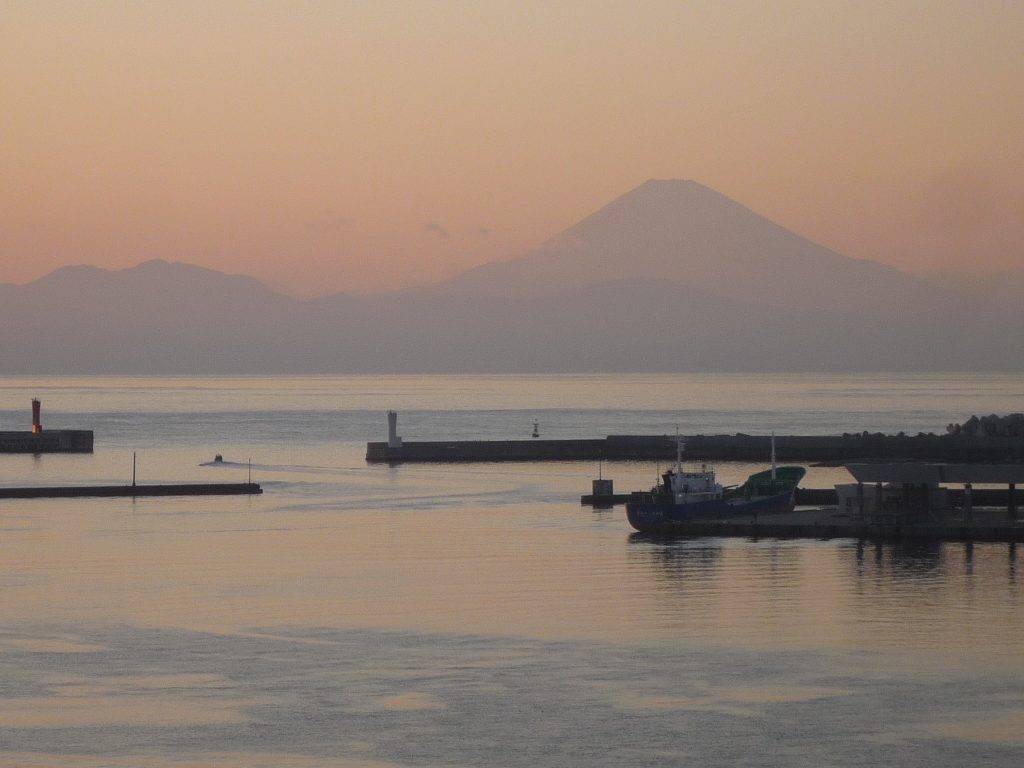 城ヶ島大橋から影絵のように浮かぶ富士山を望む