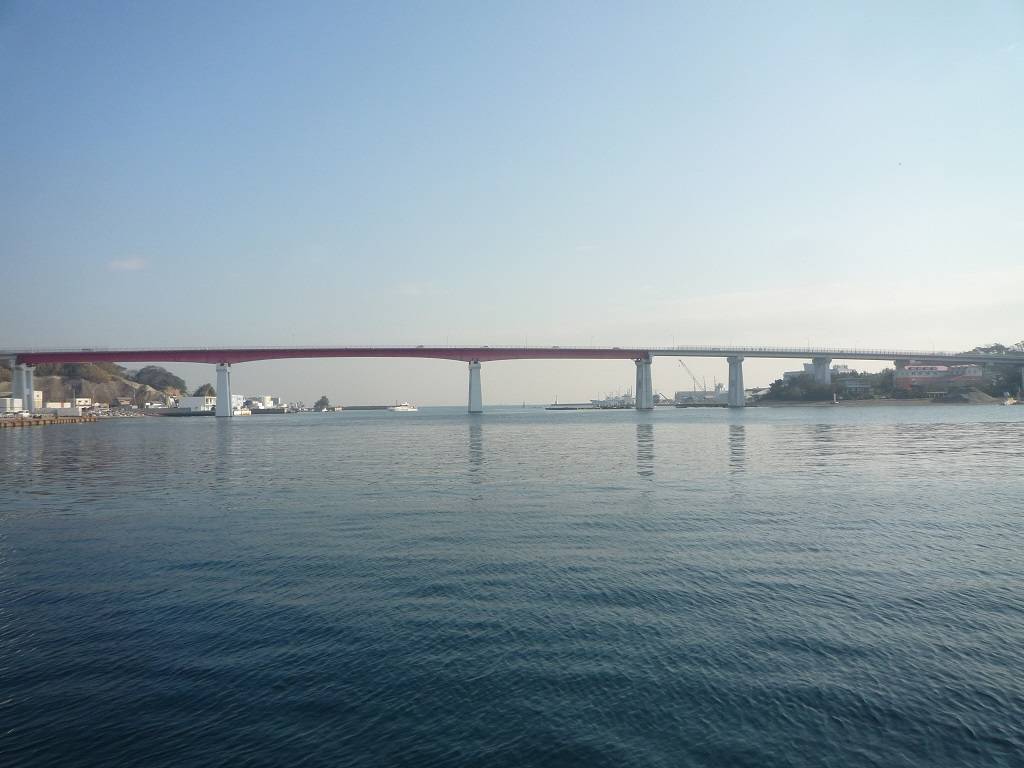 三崎漁港から城ヶ島大橋を望む