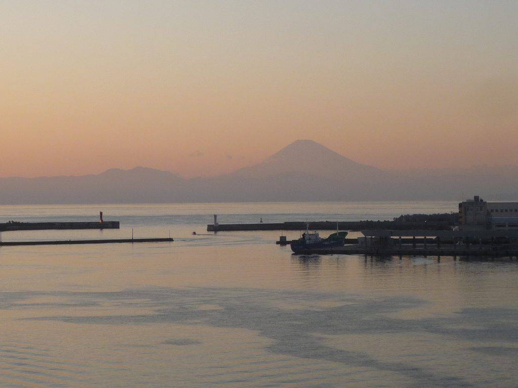 城ヶ島大橋から影絵のように浮かぶ富士山を望む