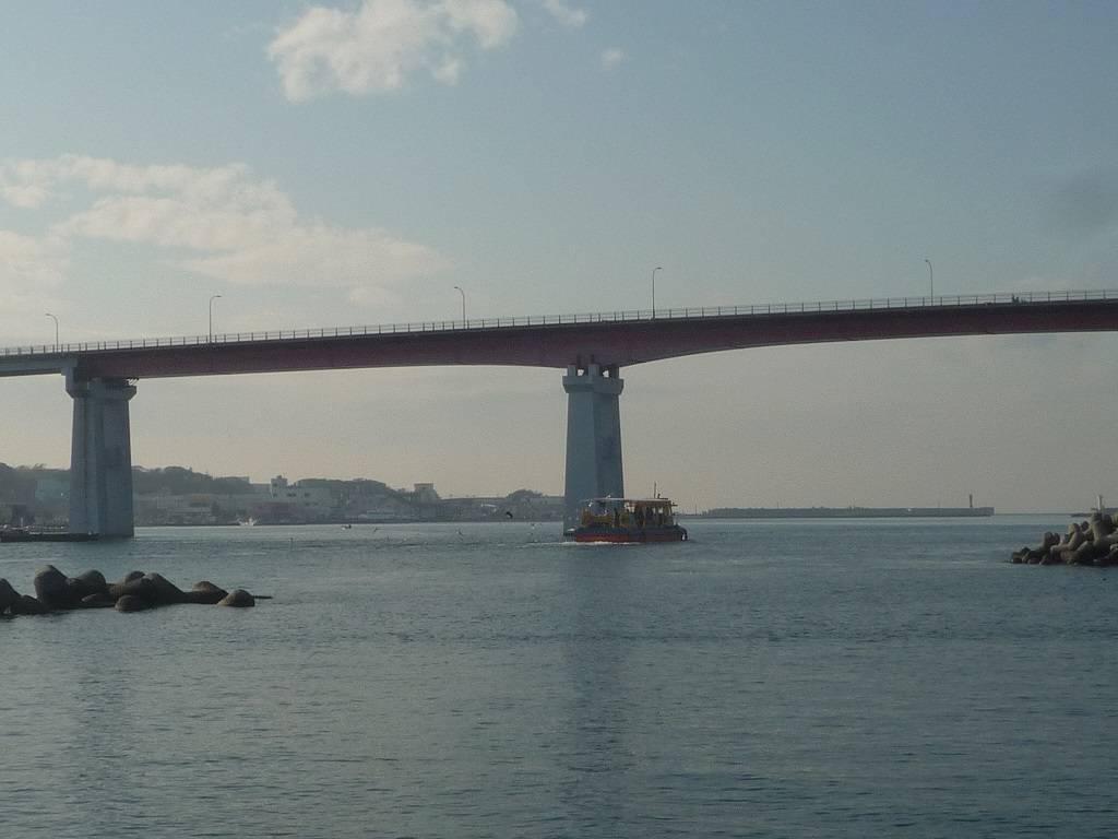 城ヶ島大橋の下を通過する遊覧船
