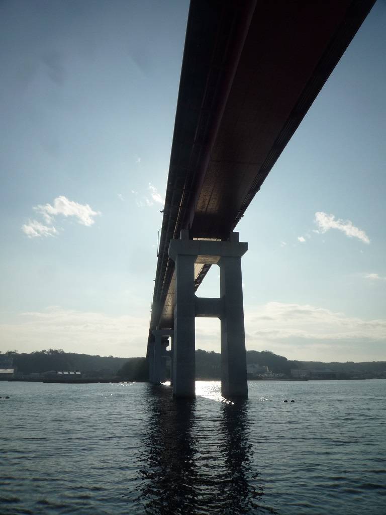 三崎の田中地区の橋の袂の小漁港から望む城ヶ島大橋