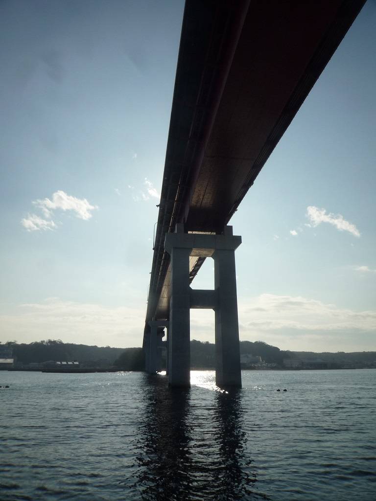 三崎の田中地区の橋の袂の小漁港から望む城ヶ島大橋