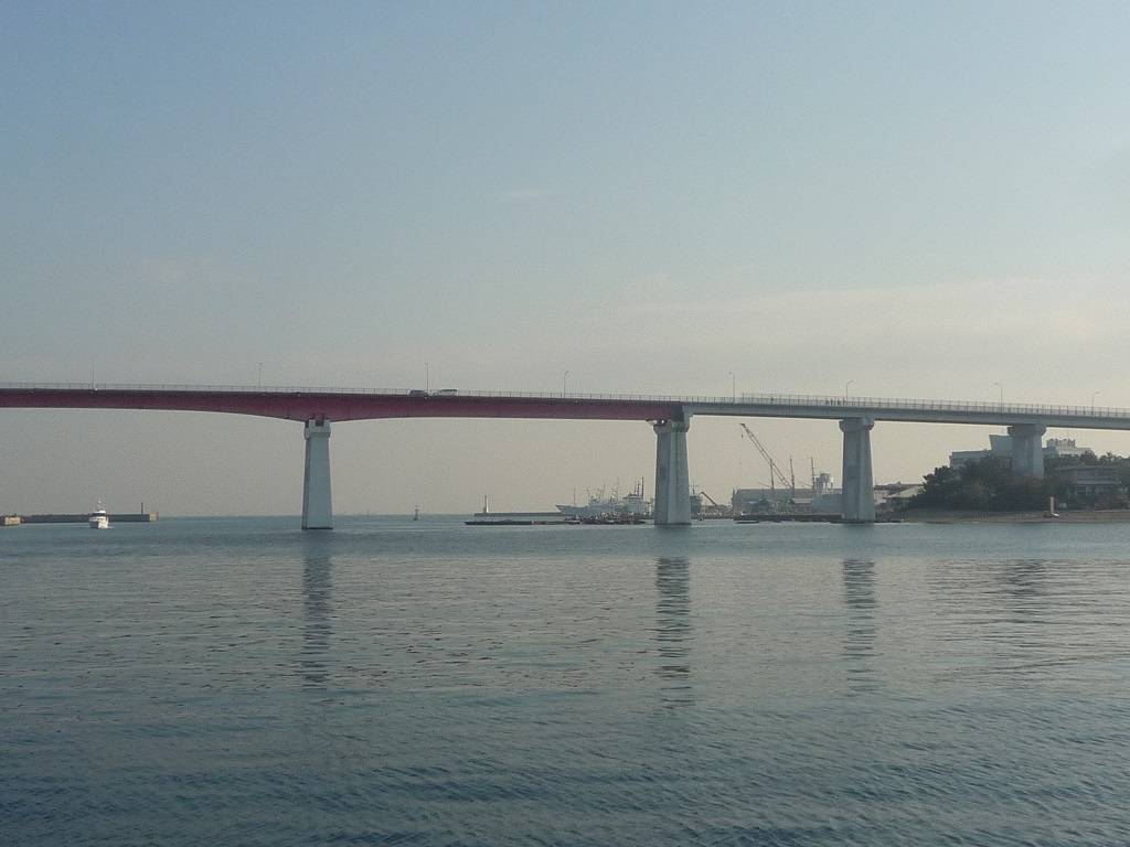 三崎漁港から城ヶ島大橋を望む