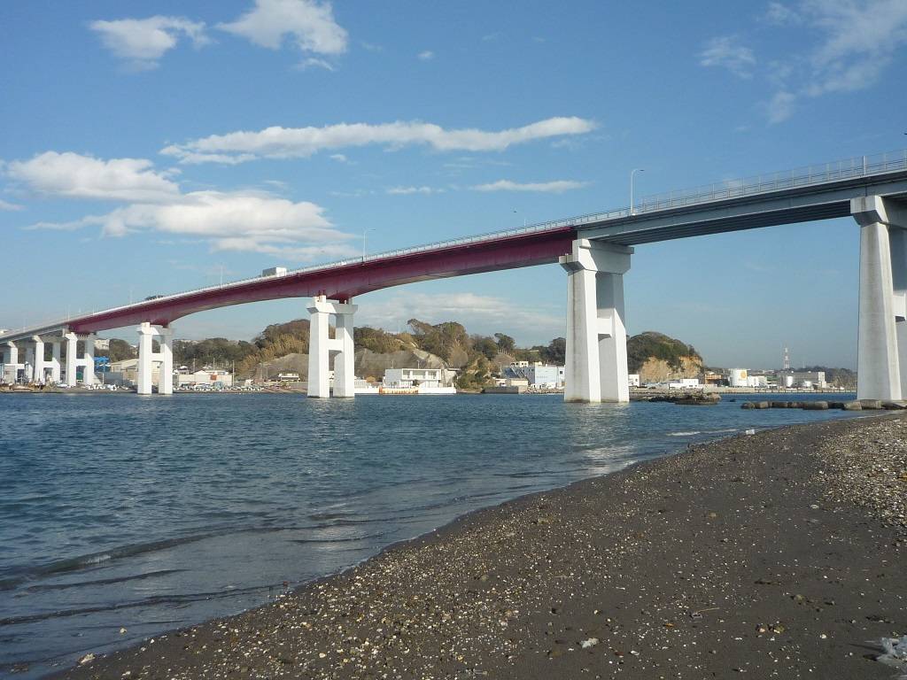 城ヶ島大橋と歴史を物語る橋げたの赤